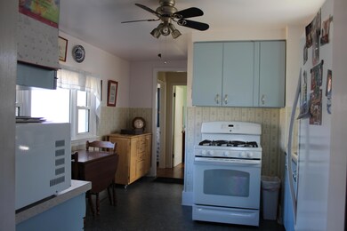 eat-in kitchen