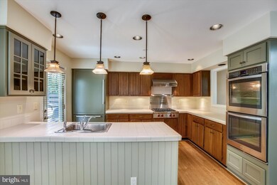 3134 Elmendorf Dr, Oakton, VA 22124 - photo 7