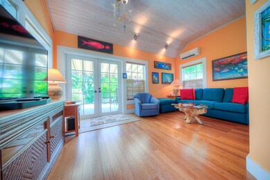 (7) 726 Olivia St-16
