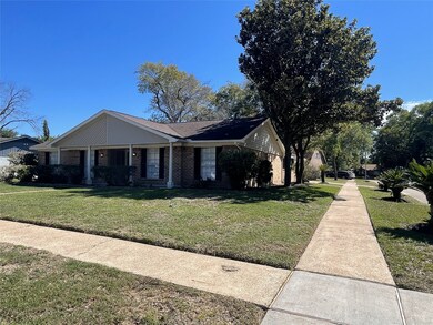 5615 Conecrest Ct, Houston, TX 77088 - photo 2