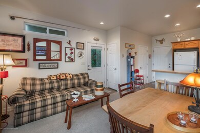 05-living-kitchen-entry