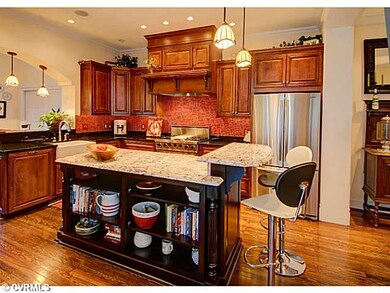 Kitchen - Spacious Kitchen with island and 2 serving bars.