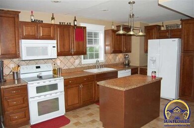 1305 SW Wayne Ave, Topeka, KS 66604 - photo 2