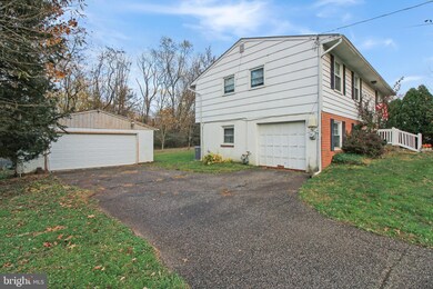 221 Grannery Ln, North Wales, PA 19454 - photo 2