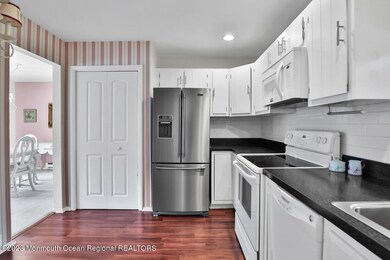 39 Eastport Ct Red Bank NJ-large-020-015
