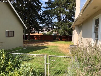 811 W 14th St, the Dalles, OR 97058 - photo 3