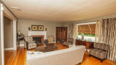 Beautiful Spacious Fireplaced Living Room~