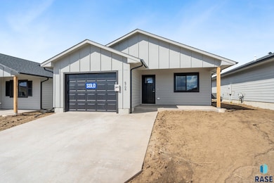 1608 N Tina Dr, Sioux Falls, SD 57110 - photo 2