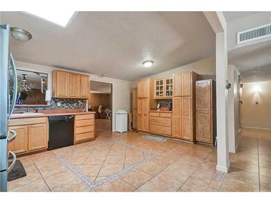 Kitchen. Custom solid oak kitchen cabine