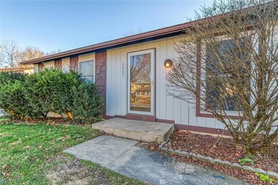 3037 Lyme St, Saint Charles, MO 63301 - photo 2