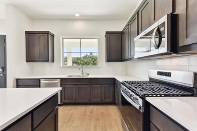 Kitchen with appliances with stainless steel fini