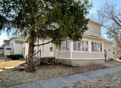 725 W 4th St, Sedalia, MO 65301 - photo 2