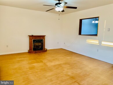 611 Lincoln St, Shoemakersville, PA 19555 - photo 2