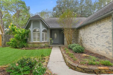 720 Regency Ct, Friendswood, TX 77546 - photo 2