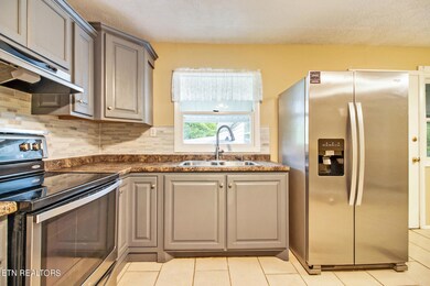 564 Dillon St, Crossville, TN 38555 - photo 6