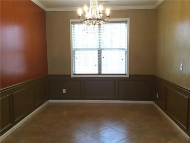 Tiled empty room with a decorative wall, plenty of