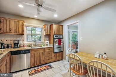 1902 Rampart Dr, Alexandria, VA 22308 - photo 2