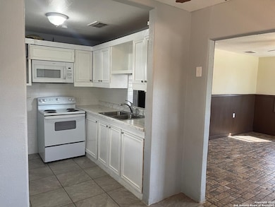 516 E Holland St, Crystal City, TX 78839 - photo 5