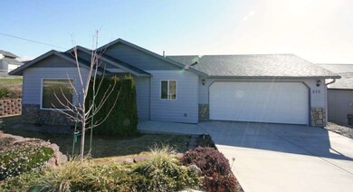 573 S James Ave, East Wenatchee, WA 98802 - photo 2