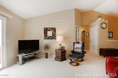 5512 Sahalee Dr SW unit 27, Wyoming, MI 49509 - photo 2