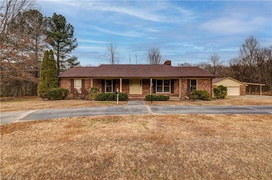 2126 Chestnut Dr, High Point, NC 27262 - photo 5