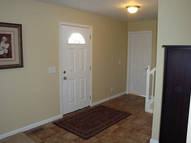 Large entry with ample space to receive guests.