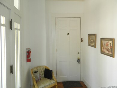410 E Evergreen St unit B, San Antonio, TX 78212 - photo 2