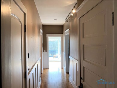 Beautiful hallway to kitchen and sun room!