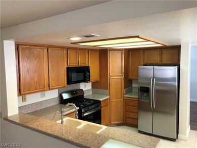 Spacious Kitchen/Family Room Combo with Breakfast