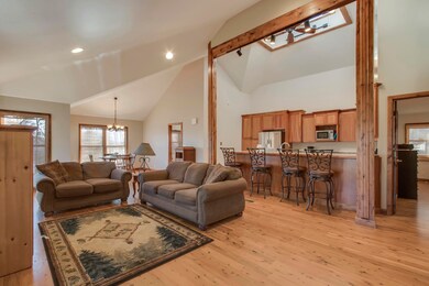 05_EmeraldPoint_127_Livning02