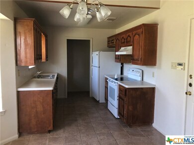 116 E Blancas Dr, Copperas Cove, TX 76522 - photo 4