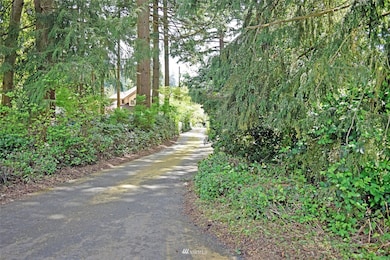 Entrance to the property and your own private drive.