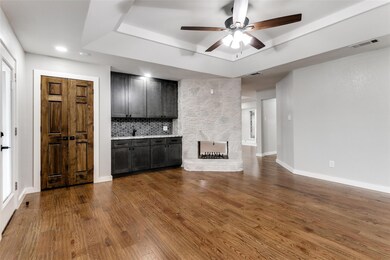 a tray ceiling & ceiling fan