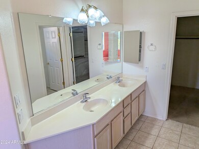 Master bathroom (doublesinks)