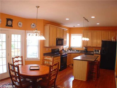 Kitchen - Beautiful hardwoods, eat-in kitchen, cus