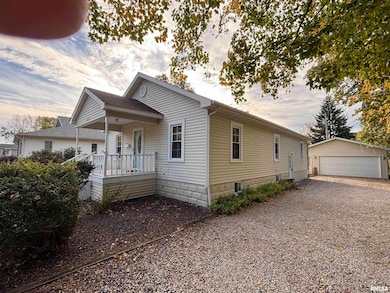 1310 W Franklin St, Taylorville, IL 62568 - photo 4