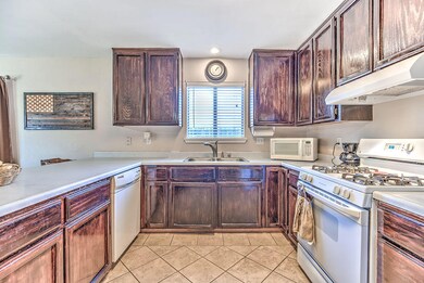6898HemlockStreet_007
