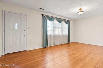 6112 Clayberry Dr, Knoxville, TN 37931 - photo 4