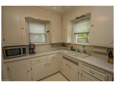 Kitchen- Refrigerator and Stove stay