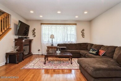 07_56DortmunderDr_10004_LivingRoom_Small