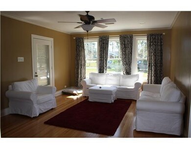Living Room. LARGE LIVING ROOM WITH LOTS OF NATURA