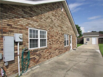 driveway leading to the kitchen