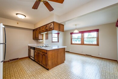 2124 Lauren Dr SW, Cedar Rapids, IA 52404 - photo 6