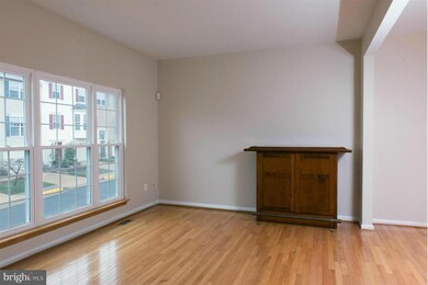 557 Tuliptree Square NE, Leesburg, VA 20176 - photo 5