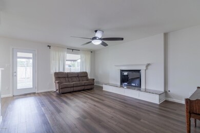 910 E Watson Dr (21).jpg-SMALL