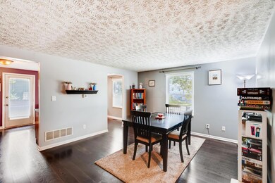 978 Green Trails Ct-large-005-006-Living