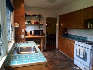 Kitchen Nice clean kitchen is complimented by new 