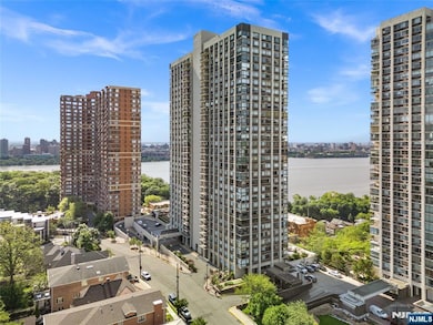 River Ridge unit 21J, Fort Lee, NJ 07024 - photo 2