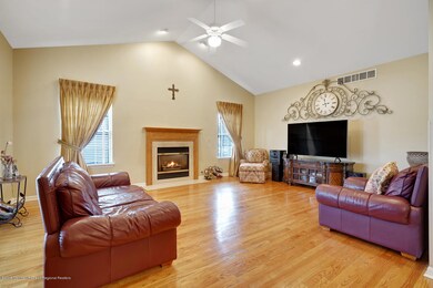 9 Gristmill Rd Howell NJ 07731-large-071