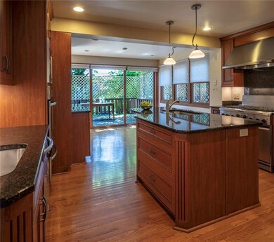 Stunning eat-in kitchen...